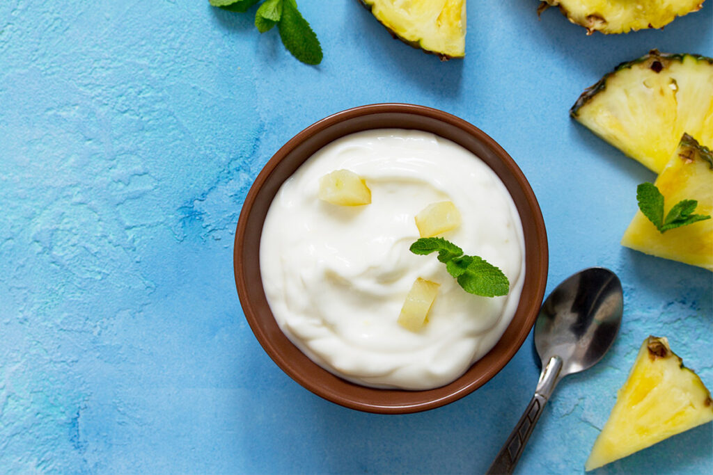 Cibi contro il gonfiore: yogurt e ananas