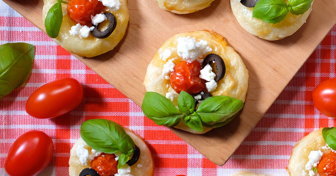 PIZZETTE DI PASTA SFOGLIA, FETA ZORBAS, POMODORINI E MOZZARELLA
