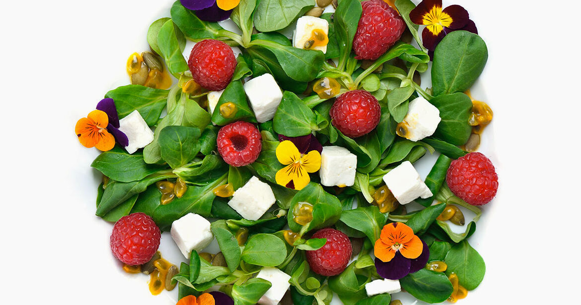 INSALATA ESTIVA CON FETA ZORBAS, LAMPONI E MARACUJA