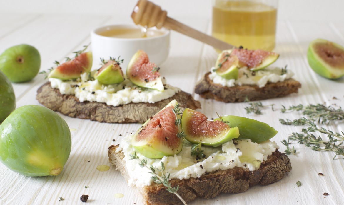 CROSTINI CON FICHI, FETA ZORBAS E MIELE
