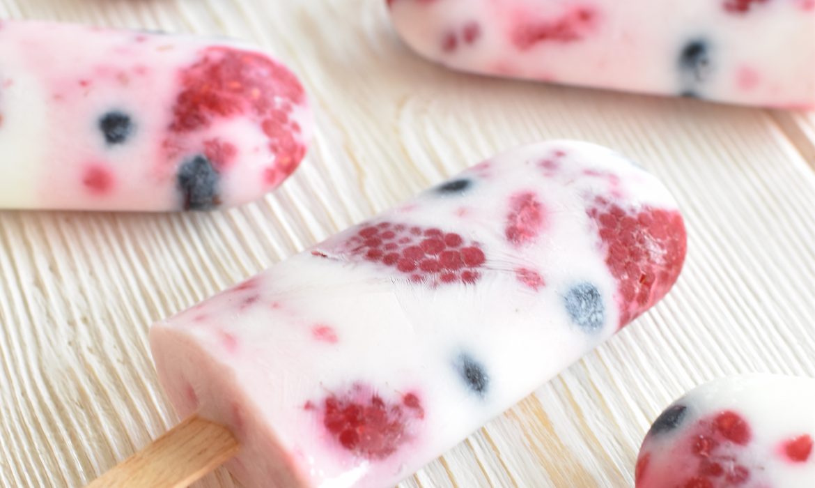 GHIACCIOLI CON YOGURT GRECO E FRUTTI DI BOSCO
