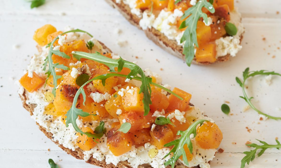 BRUSCHETTA CON ZUCCA, RUCOLA E FETA ZORBAS