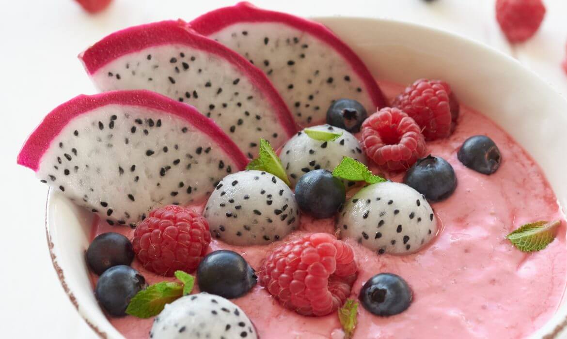 POWER SMOOTHIE CON YOGURT GRECO, FRUTTI ROSSI E DRAGON FRUIT