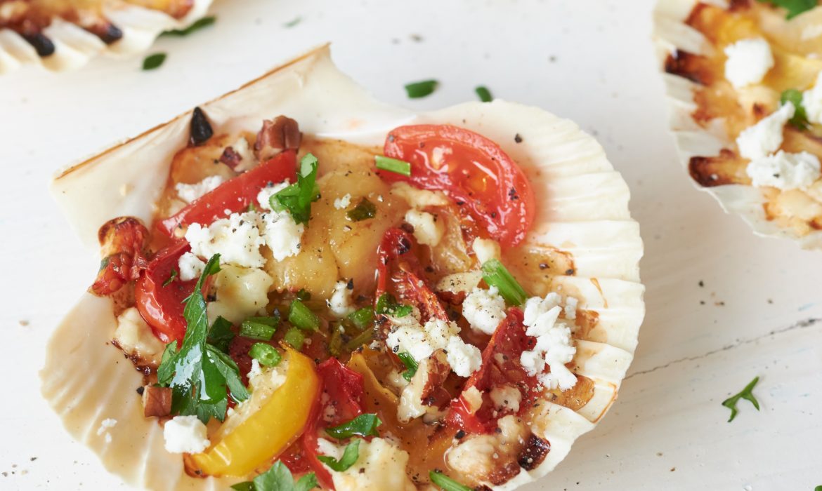 CAPESANTE AL FORNO CON FETA E DATTERINI