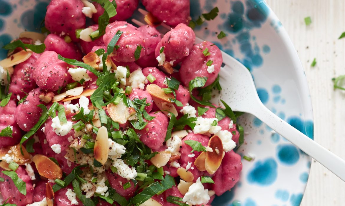 GNOCCHI DI BARBABIETOLA CON FETA ZORBAS E MANDORLE