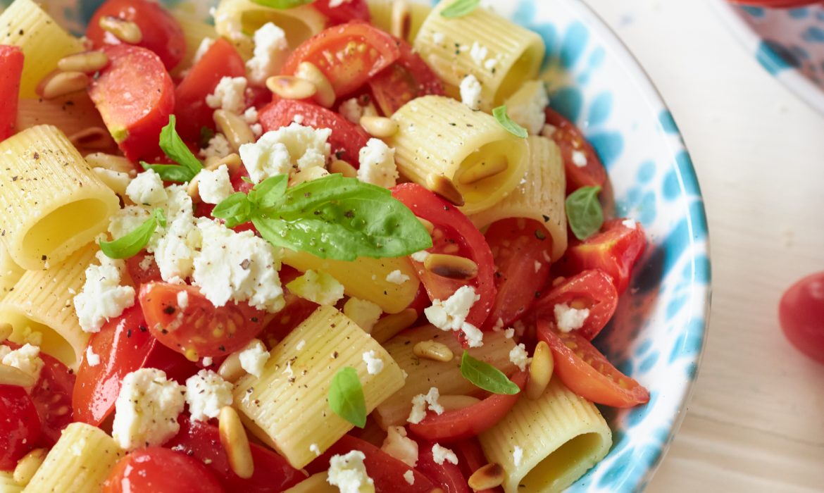 MEZZE MANICHE CON DATTERINI, PINOLI TOSTATI E FETA ZORBAS