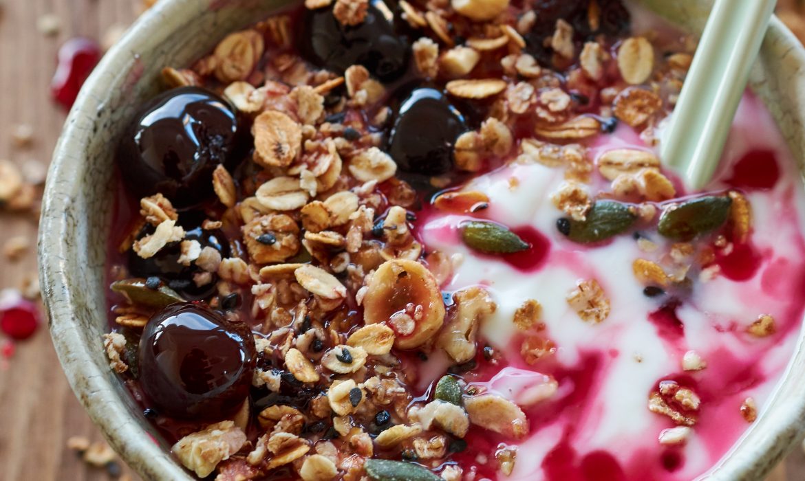 YOGURT GRECO CON GRANOLA E AMARENE SCIROPPATE