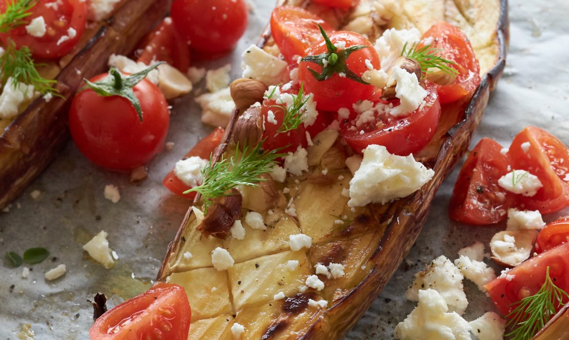 MELANZANE AL FORNO CON NOCCIOLE, FETA ZORBAS, DATTERINI E FINOCCHIETTO