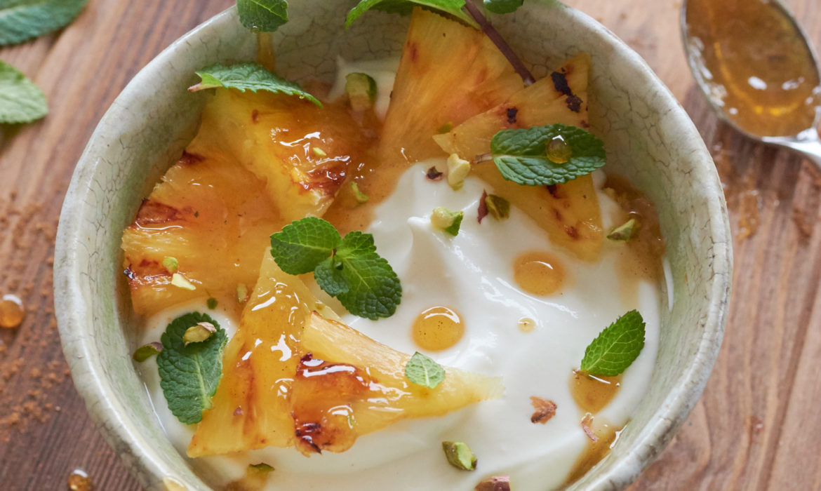 YOGURT GRECO CON ANANAS ALLA GRIGLIA, MIELE E CANNELLA