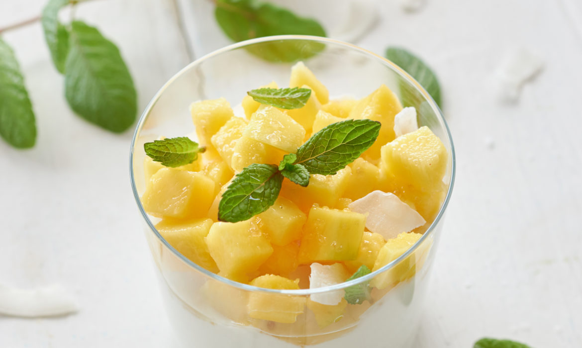 YOGURT GRECO CON MANGO E COCCO