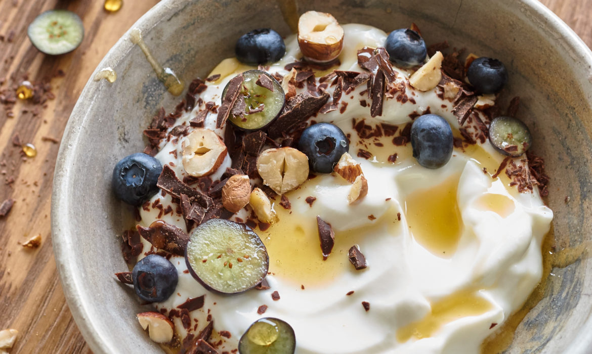 YOGURT GRECO CON MIRTILLI, CIOCCOLATO E NOCCIOLE