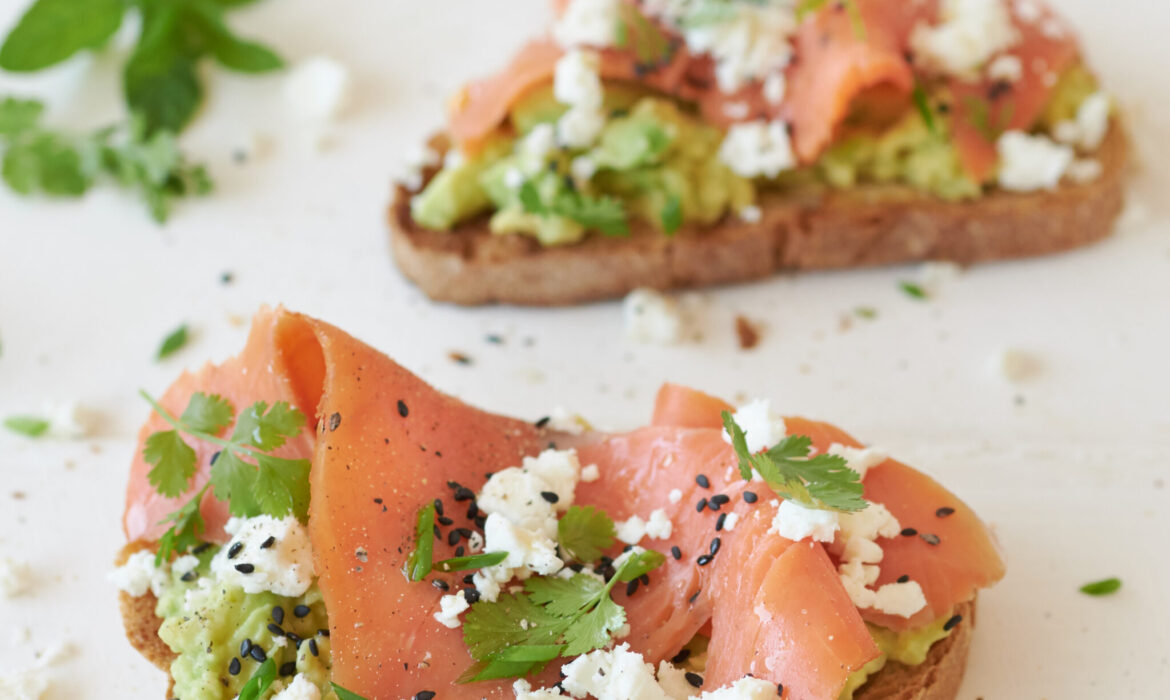 CROSTINO CON GUACAMOLE, SALMONE AFFUMICATO E FETA ZORBAS