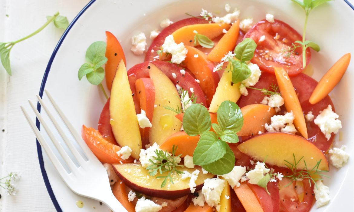 INSALATA DI FETA CON POMODORI, PESCHE E ALBICOCCHE