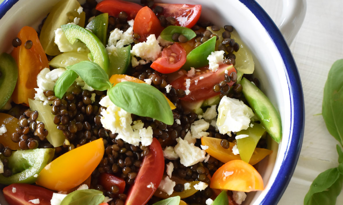INSALATA ESTIVA DI LENTICCHIE BELUGA E FETA ZORBAS