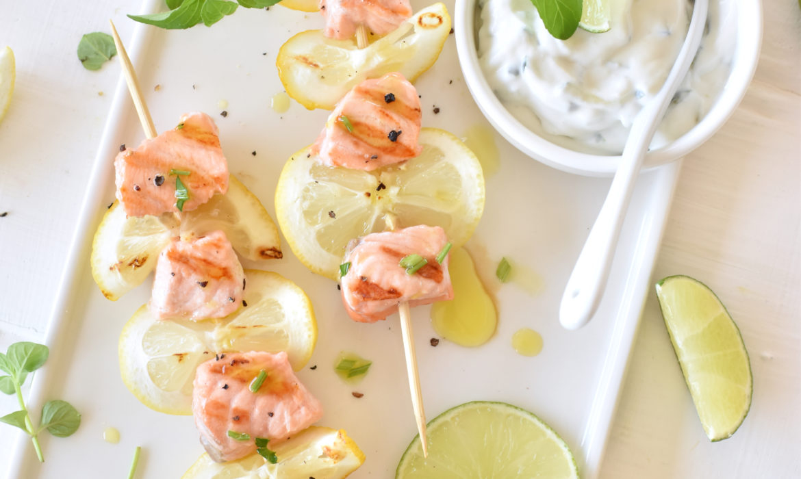 SPIEDINI DI SALMONE ALLA GRIGLIA CON TZATZIKI ZORBAS