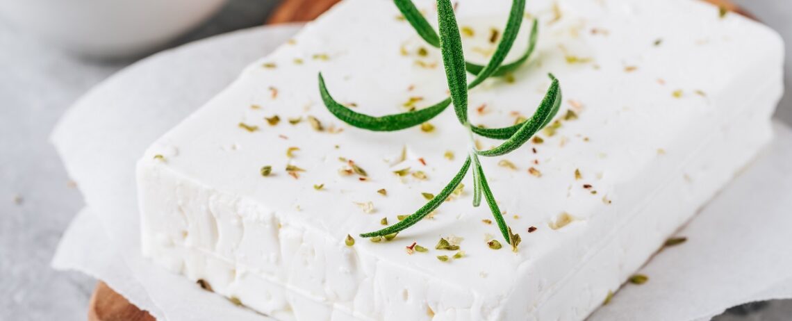 Conosci le proprietà e i benefici del formaggio di capra?