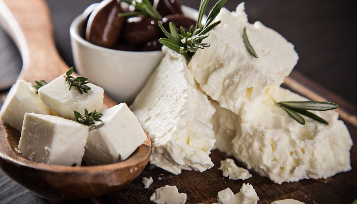 Ecco che cos’è veramente la feta e come si prepara