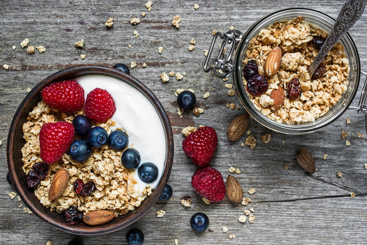 yogurt greco a colazione con frutta e muesli yogurt greco a colazione con frutta
