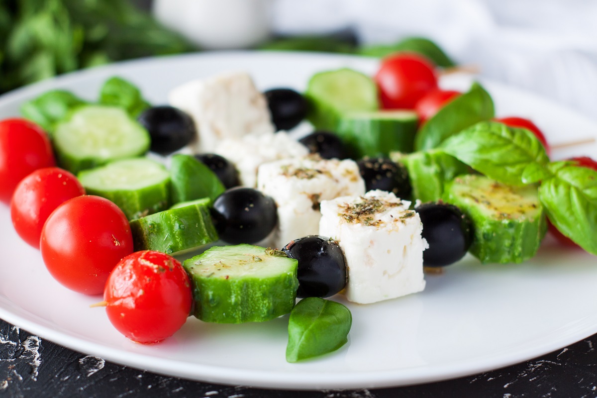 spiedini di insalata greca per l'aperitivo estivo