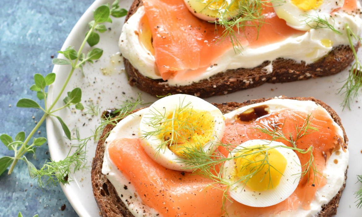 SMØRREBRØD CON YOGURT GRECO E SALMONE AFFUMICATO