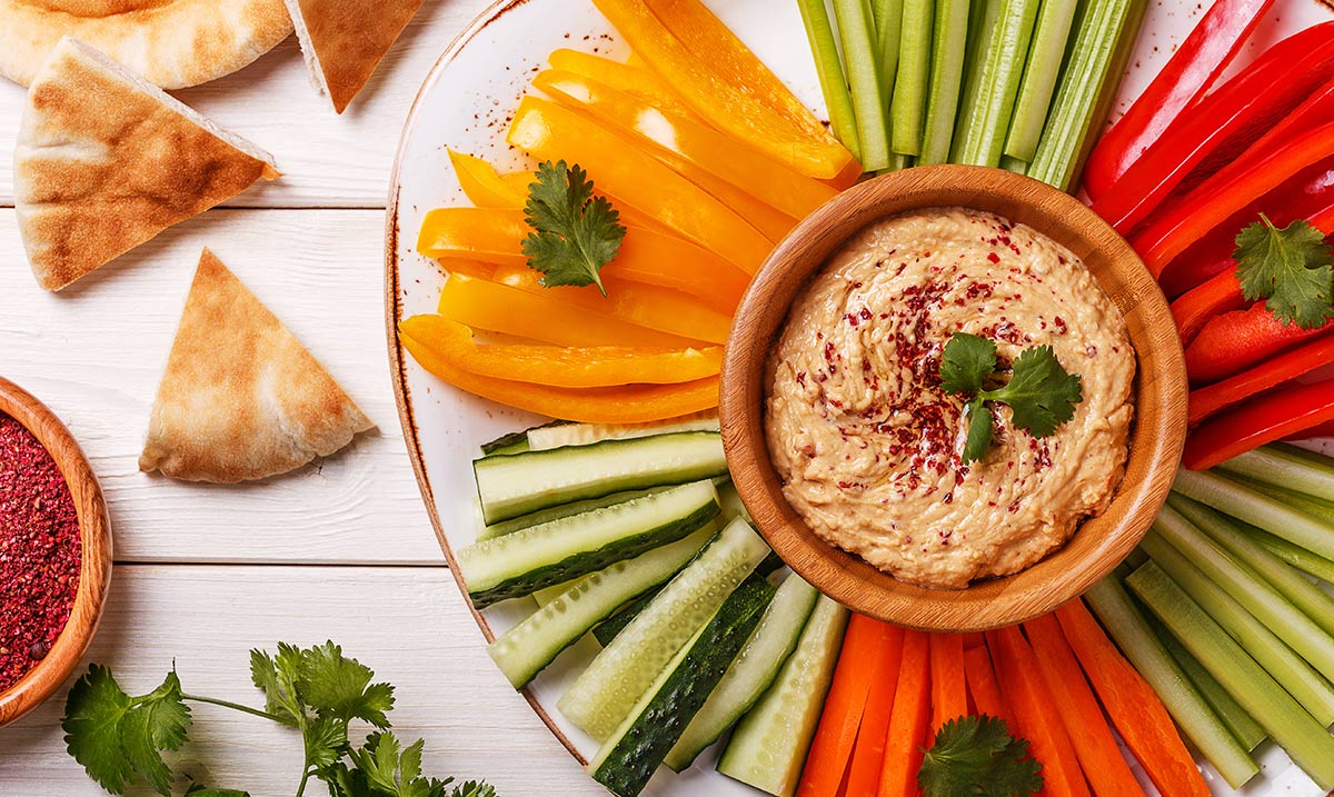 la salsa hummus con verdure fresche