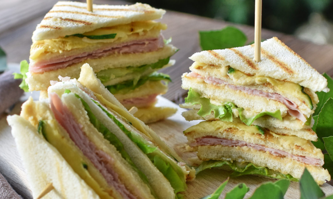 CLUB SANDWICH CON HUMMUS ZORBAS