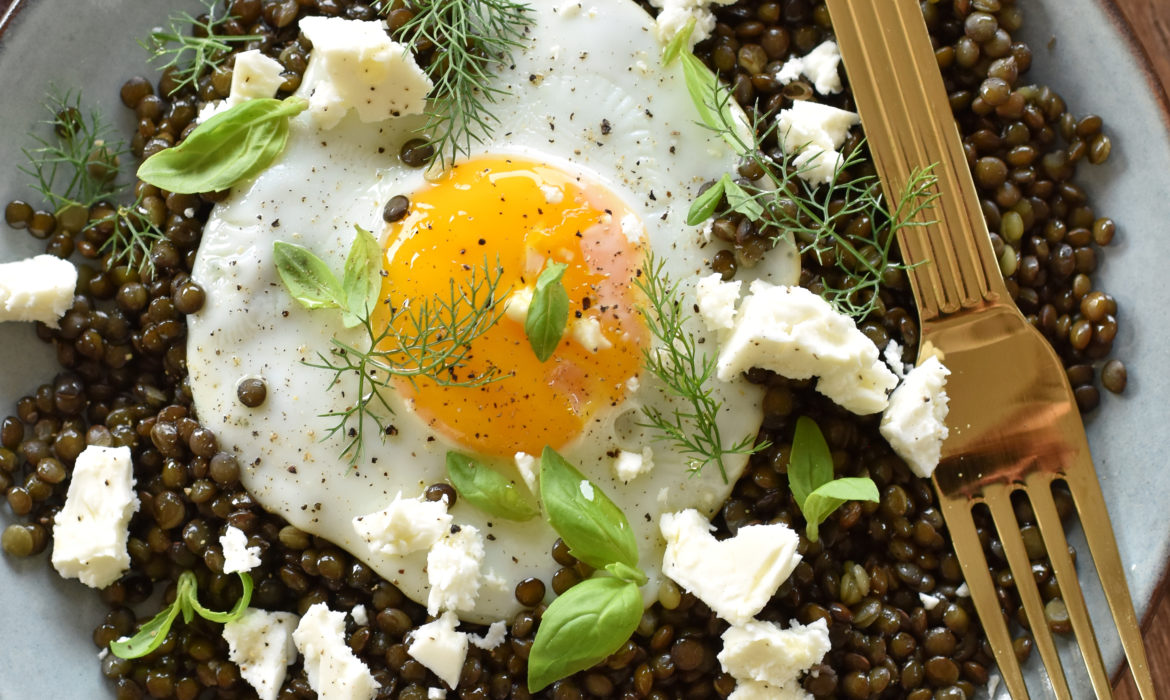 LENTICCHIE BELUGA, FETA E UOVO AL TEGAMINO