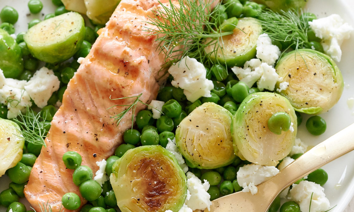 SALMONE ALLA GRIGLIA CON VERDURE E FETA