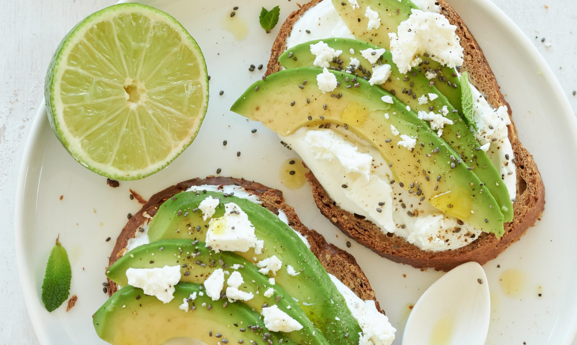 AVOCADO TOAST CON FETA E YOGURT GRECO