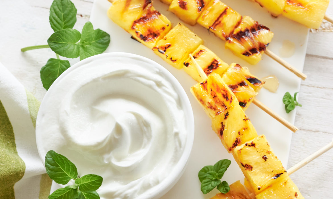 SPIEDINI DI ANANAS CON YOGURT GRECO