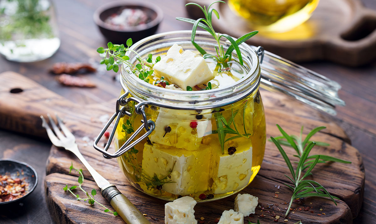cubetti di feta conservati in barattolo
