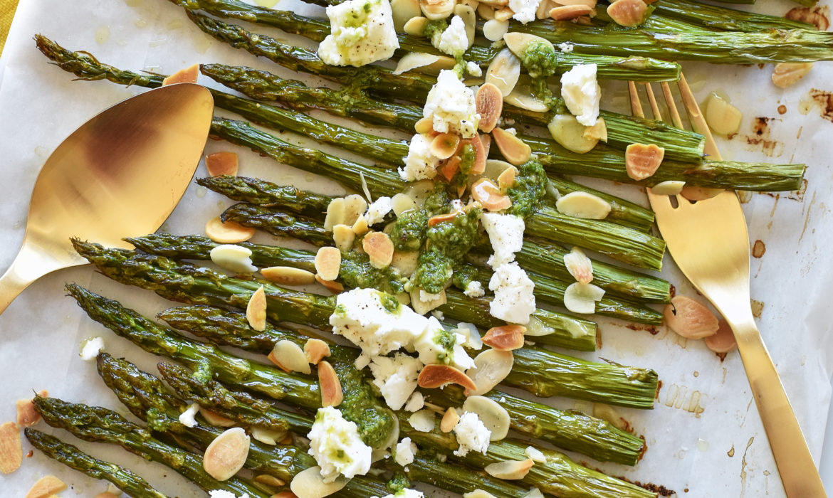 ASPARAGI AL FORNO CON FETA E MANDORLE