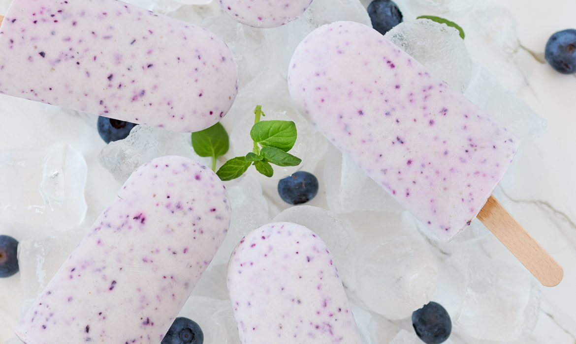 GHIACCIOLI CON YOGURT GRECO E MIRTILLI