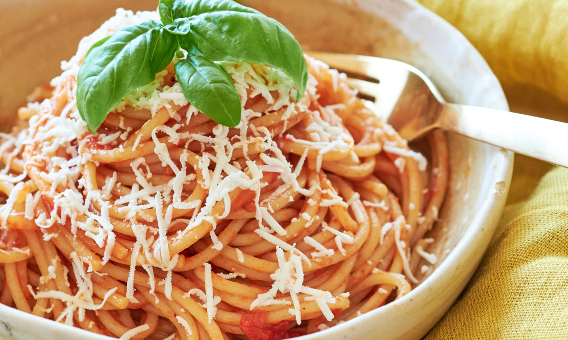 UN GRANDE CLASSICO: SPAGHETTI AL POMODORO CON FETA ZORBAS