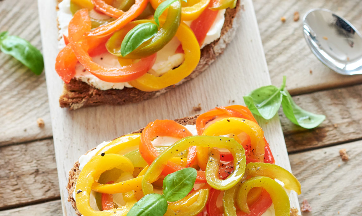 CROSTINI CON YOFETA E PEPERONI