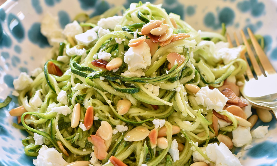 SPAGHETTI DI ZUCCHINE CON FETA, PESTO E FRUTTA SECCA TOSTATA