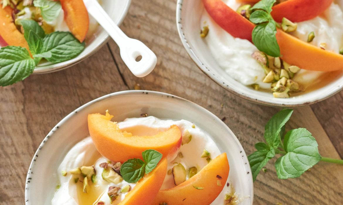YOGURT GRECO CON ALBICOCCHE, PISTACCHI E MIELE