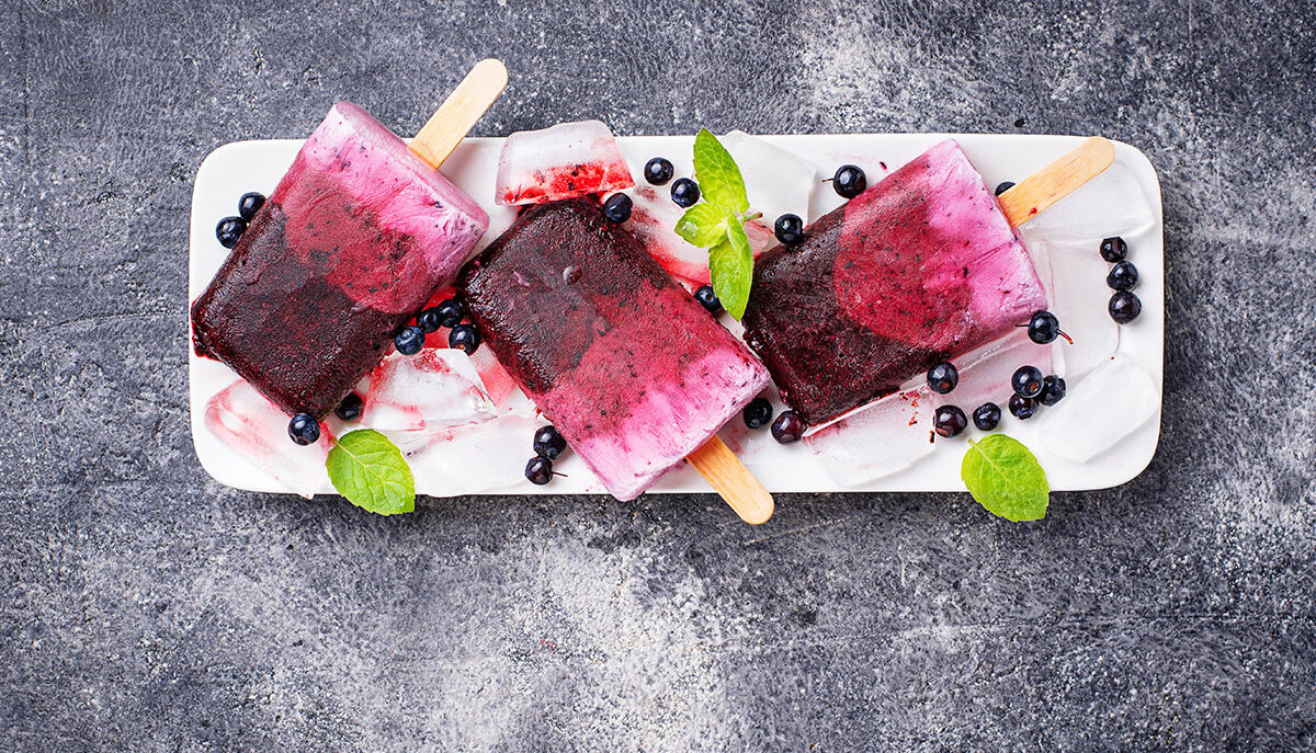 Caldo? Allora devi provare questi ghiaccioli allo yogurt greco!