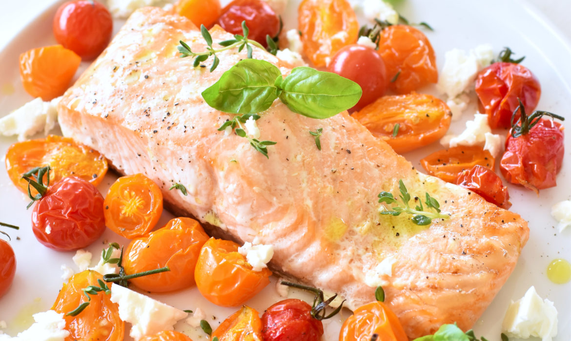 SALMONE AL FORNO CON FETA E POMODORI COLORATI
