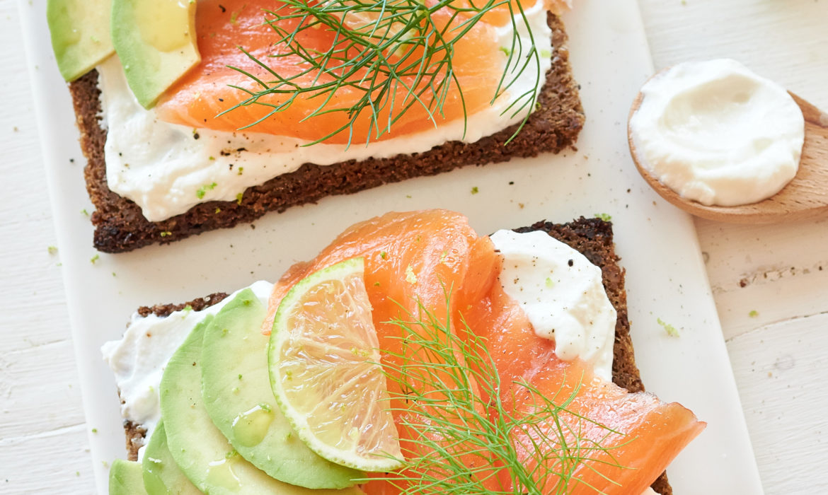 SMORREBROD CON YOGURT GRECO, SALMONE E AVOCADO