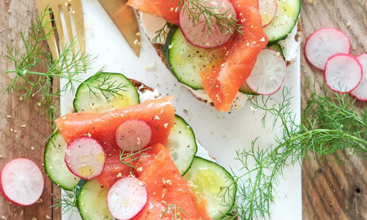 CROSTINI ALLA SCANDINAVA CON SALMONE AFFUMICATO E YOGURT GRECO