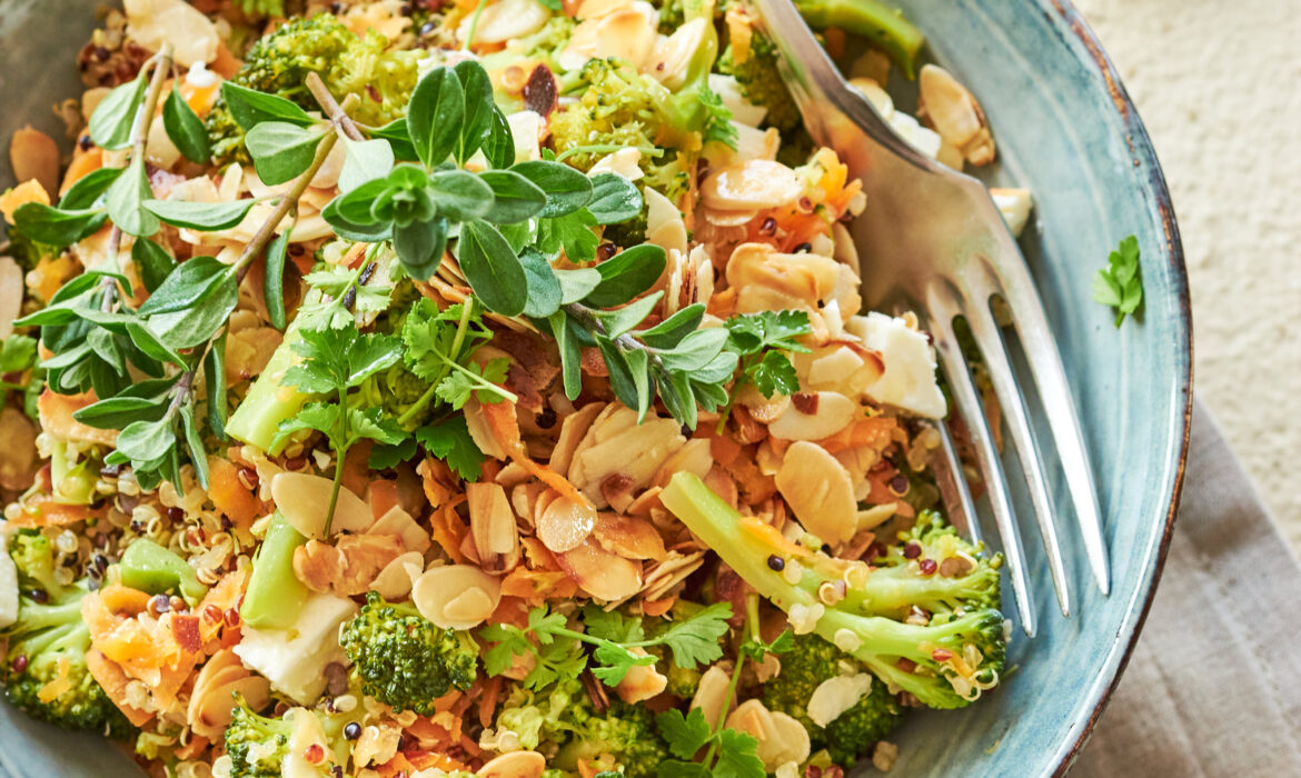 INSALATA DI QUINOA E FETA CON VERDURE DI STAGIONE E MANDORLE CROCCANTI