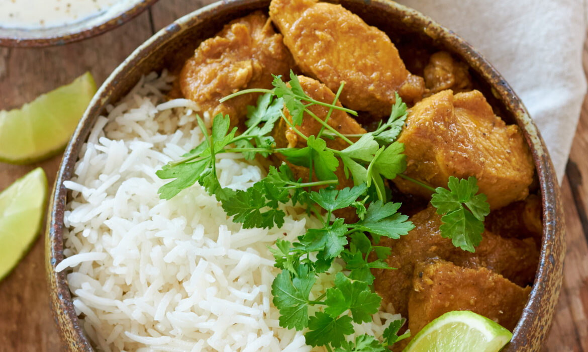 POLLO AL CURRY CON SALSA ALLO YOGURT GRECO