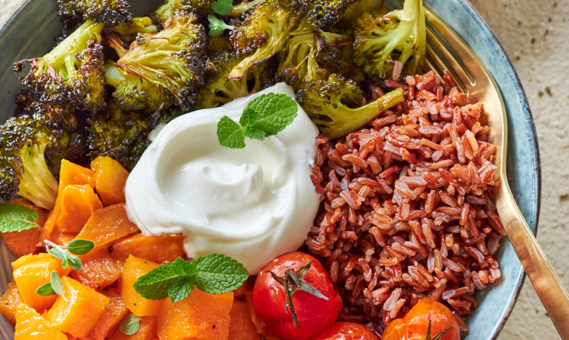 POWER BOWL CON YOGURT GRECO ZORBAS, RISO ROSSO E VERDURE