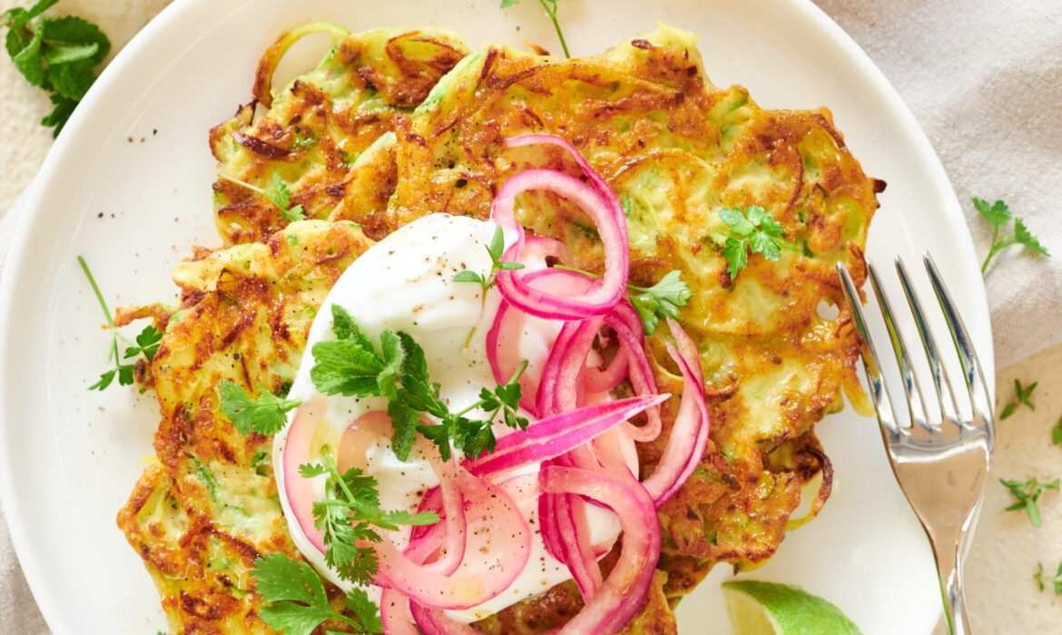 FRITTELLE DI ZUCCHINE E PORRI CON YOGURT GRECO