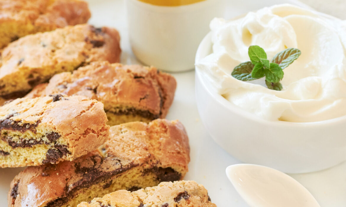 LA COLAZIONE CON YOGURT GRECO ZORBAS E CANTUCCI CON GOCCE DI CIOCCOLATO