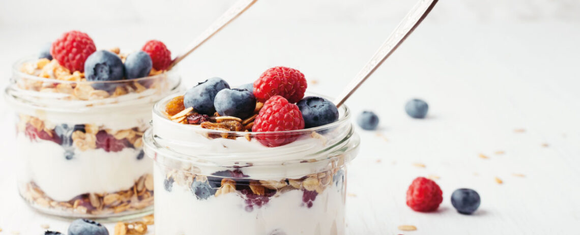 Yogurt greco e fiocchi d’avena, un inizio di giornata perfetto
