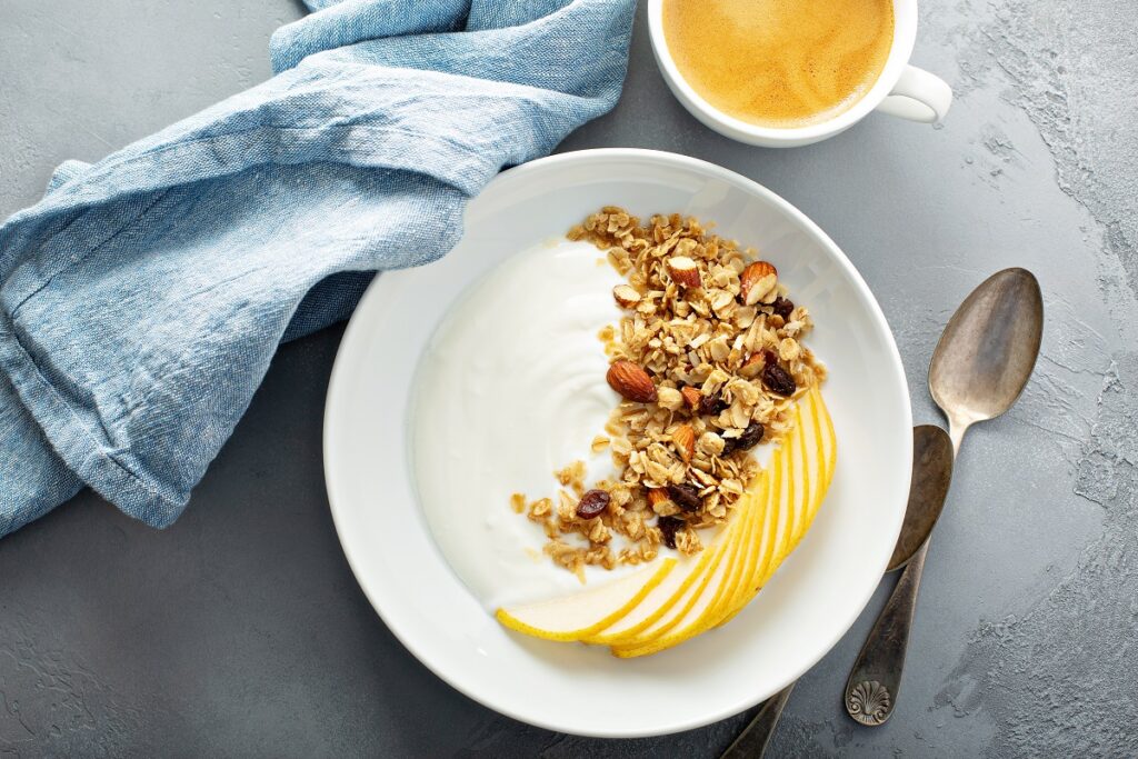 colazione autunnale con yogurt granola e pere