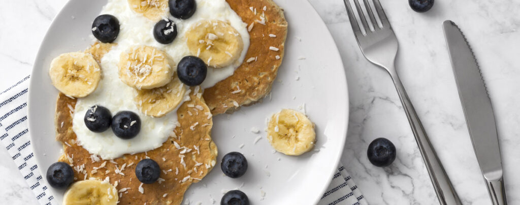 brunch pancakes con yogurt