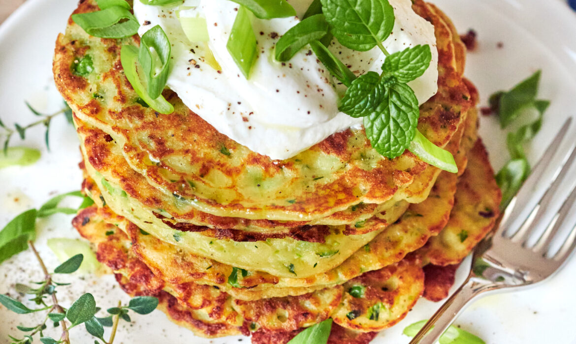 PANCAKES DI PISELLI E ZUCCHINE CON YOGREKO BIO ZORBAS
